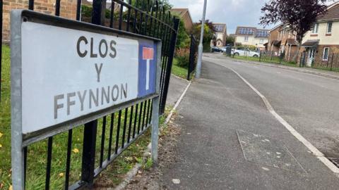 A road sign that reads Clos y Ffynnon