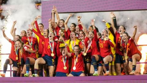 Spain celebrate winning the 2023 Women's World Cup
