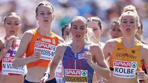 Keely Hodgkinson leads Femke Broeders-Bol in the 800m semi-finals