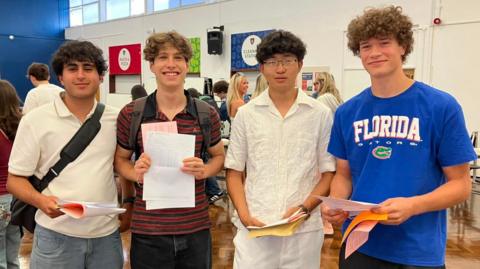 (O'r chwith i'r dde) Tomasz Roslonski, Hao Guang, Volodymyr Shevchenko, Berko Hoshman o Ysgol Olchfa, Abertawe