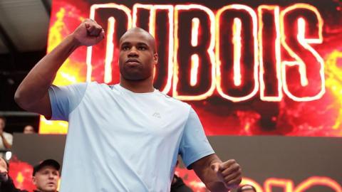 Daniel Dubois holds his fist up 