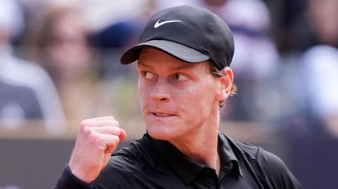 Jannik Sinner clenching a fist