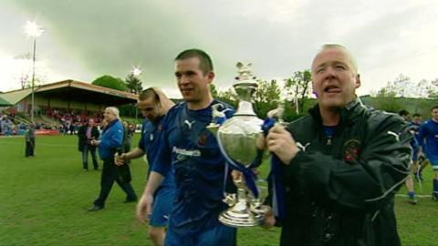 Bangor yn dathlu curo Cwpan Cymru ar ôl trechu Llanelli yn y Drenewydd