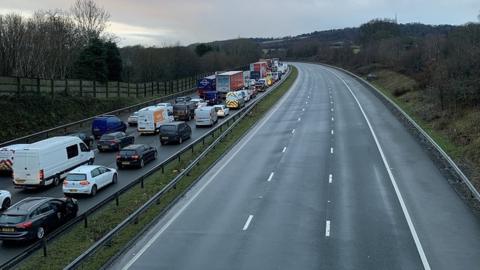 Queuing traffic on the M4