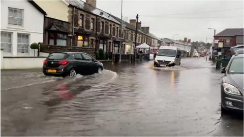 Ffordd dan ddŵr yn Yr Eglwys Newydd yng Nghaerdydd