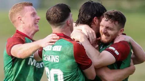 Glentoran celebrating with Rossi