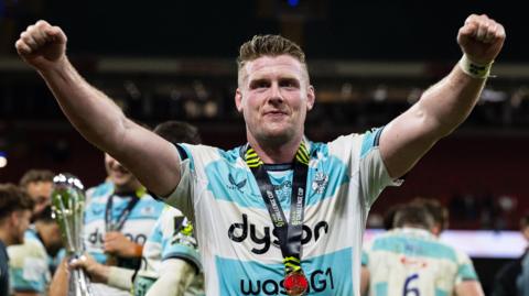 Niall Annett celebrates beating Lyon