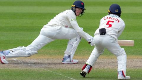 Keaton Jennings o Sir Gaerhirfryn ar ei ffordd i'r 64