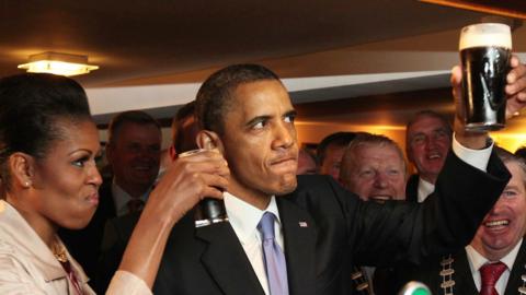 US President Barack Obama and First Lady Michelle Obama drink Guinness in Ireland in 2011