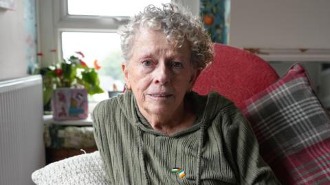 Cafodd yr ymgyrchydd Dee Murphy ei chadw yn y Lan Orllewinol dan feddiannaeth am hyd at 10 diwrnod