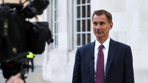 Jeremy Hunt speaks to the ý