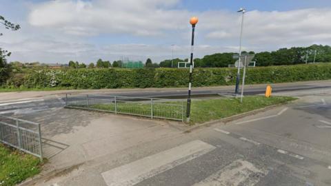 A road junction between Mascalls Court Road and the B2160 in Paddock Wood.