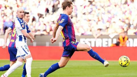Frenkie de Jong sidefoots home Barcelona's second
