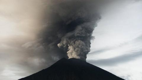 The Mount Agung volcano spews hot volcanic ash, as seen from Datah, Karangasem, Bali, Indonesia, 27 November 2017.