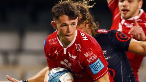 Tom Rogers tries to break away for Scarlets