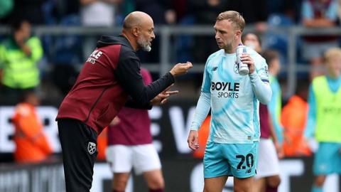 Nuno Espirito Santo speaks with Jarrod Bowen during the Championship match between Burnley and West Ham United at Turf Moor 
