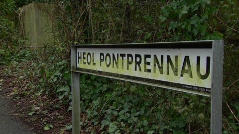 A road sign reading Heol Pontprennau