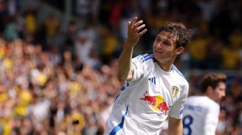 Brenden Aaronson celebrates for Leeds