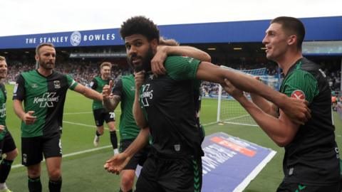 Ellis Simms celebrates his first Coventry City goal at Queen's Park Rangers