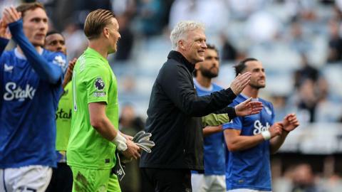 David Moyes celebrate with Everton's players after beating Newcastle