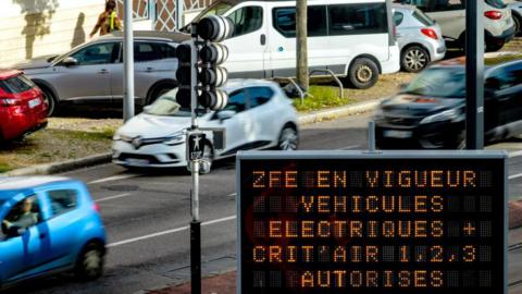 A black and orange panel indicates a ZFE Low-Emission Zone in France