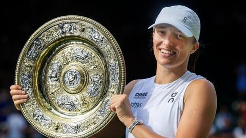 Iga Swiatek with the Wimbledon trophy in 2025
