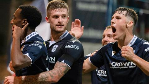 Dundee celebrate Zach Robinson's goal