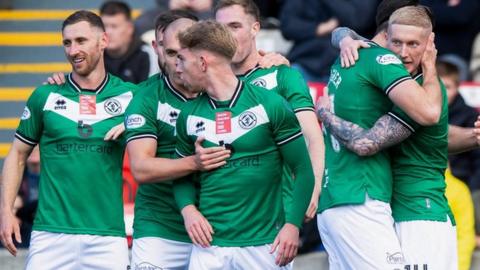 Champions Celtic unfurl league flag as Scottish Premiership begins - BBC  Sport