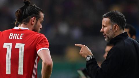 Ryan Giggs (right) speaks to Gareth Bale