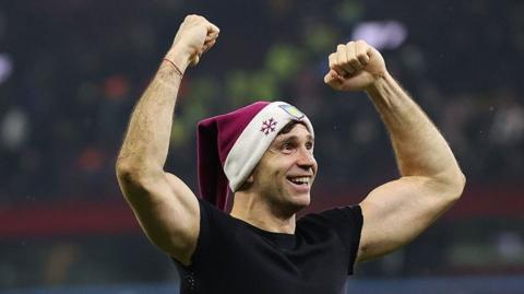 Aston Villa's Emiliano Martinez wears a Christmas hat
