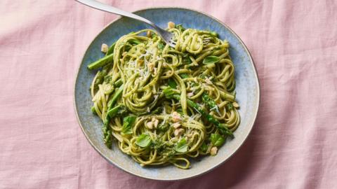 Spaghetti with pesto and asparagus