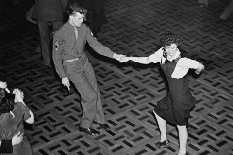 Master sergeant Thomas Benton Ackrill of Rhode Island teaching Pauline Harrison - soon to join the WAAF - the jitterbug at a dancing session in London, 2nd February 1943. (Photo by Fox Photos/Hulton Archive/Getty Images)