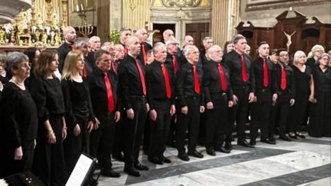 Côr Caerdydd yn perfformio yn Y Fatican