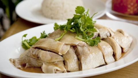 A plate of Tian Tian chicken rice