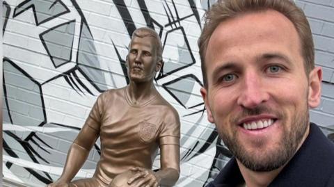 harry kane selfie with statue