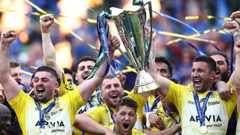 La Rochelle lift the trophy