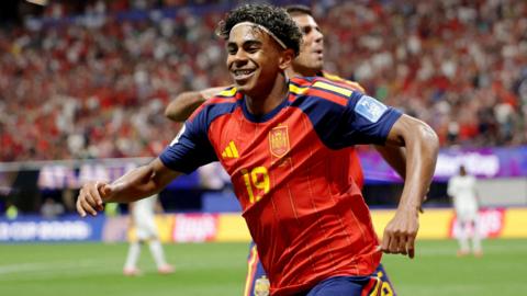 Lamine Yamal celebrates