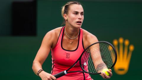 Aryna Sabalenka prepare to serve