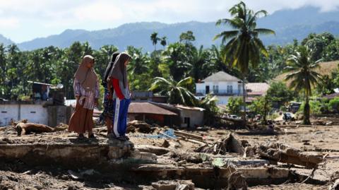 Local residents inspect an area hit by deadly flash floods following heavy rains in Palembayan, Agam regency, West Sumatra province, Indonesia, December 1, 2025