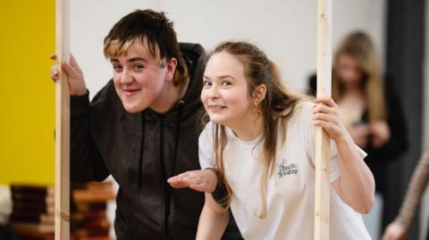 Dau o actorion yn ymarfer