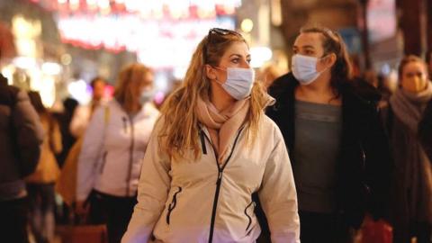 Woman shopper in face mask