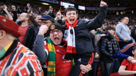 Manchester Utd fans celebrate