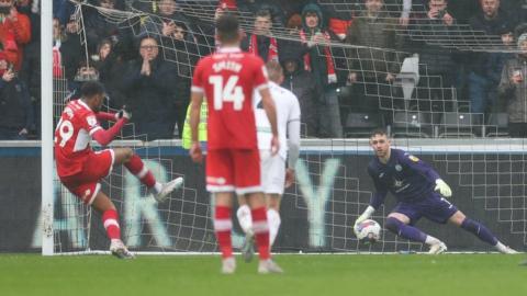 Chuba Akpom yn sgorio o'r smotyn yn erbyn Abertawe