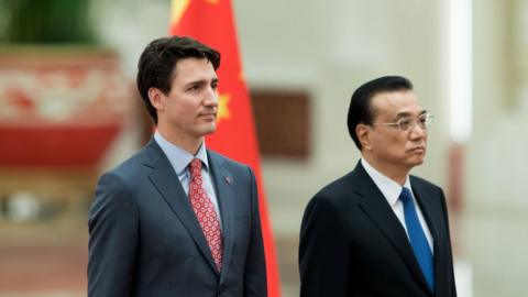 Chinese Premier Li Keqiang (R) and Canada's Prime Minister Justin Trudeau