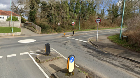 Mini-roundabout in Brockworth