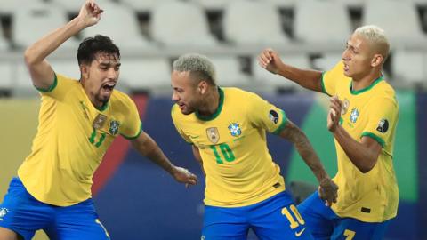 (l to r) Lucas Paqueta of Brazil celebrates with team-mates Neymar and Richarlison