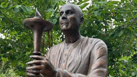 Cerflun Sri Chinmoy yng Nghricieth