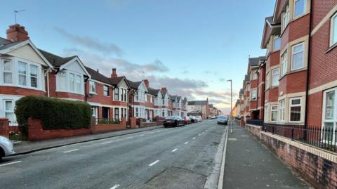 Fe gafodd yr heddlu eu galw wedi adroddiad am ddigwyddiad ar Stryd Pentyrch oddeutu 18:15 brynhawn Llun, 22 Rhagfyr