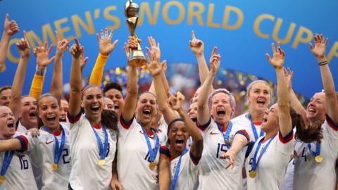 The United States squad lifting the Women's World Cup in 2019