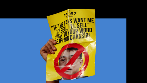 An image of a protester holding up a leaflet saying: "If the fans want to sell, I'll sell" stick to your word Dejphon Chansiri